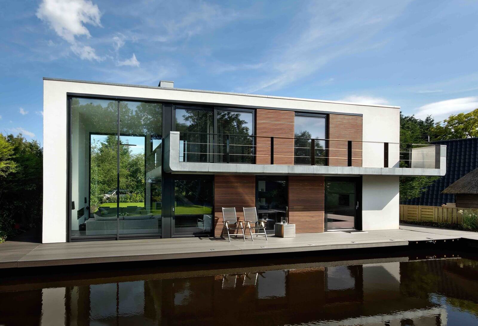 Minimalist Prefab Floating Homes for Large Space