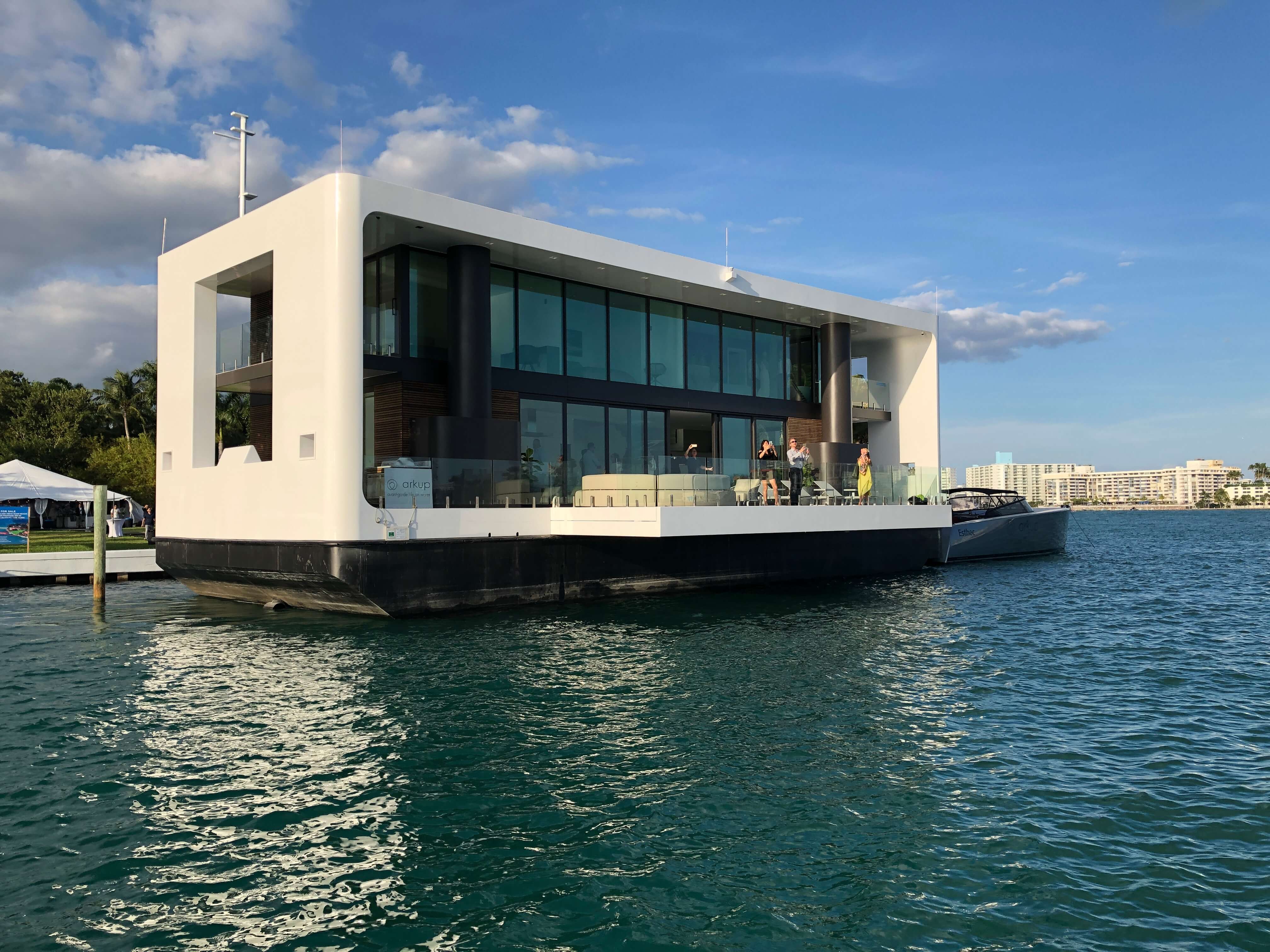 Luxury Green Floating Home With Solar Panels And Excellent Insulation